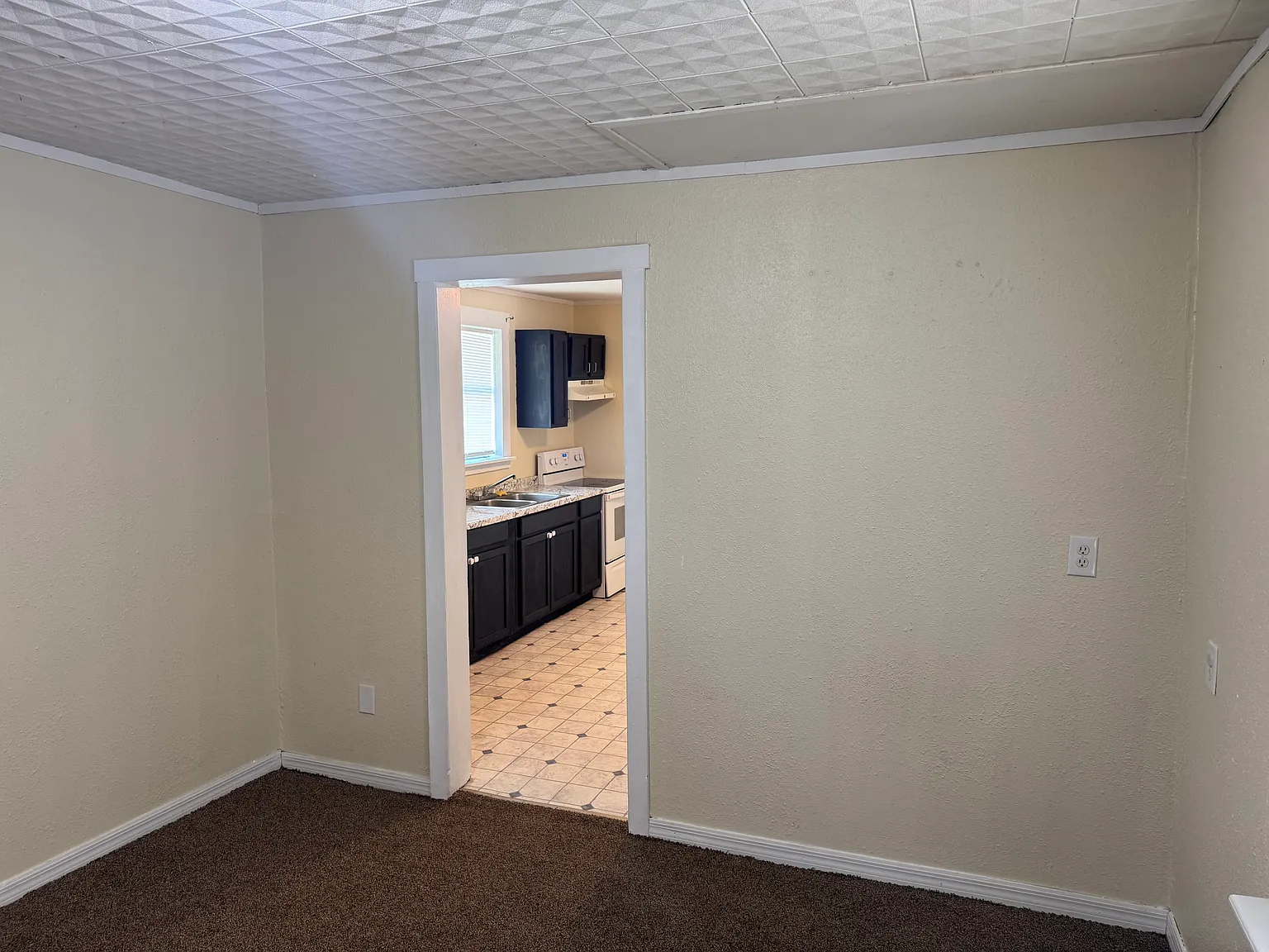 3 bed, 1.5 bath, 1012 sqft, $1,650 — Photo 3