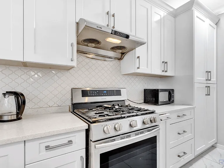 68a Ave — Photo 11