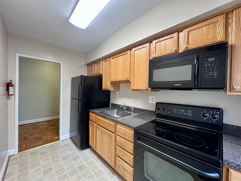 Westmoreland Terrace Condo — Photo 3