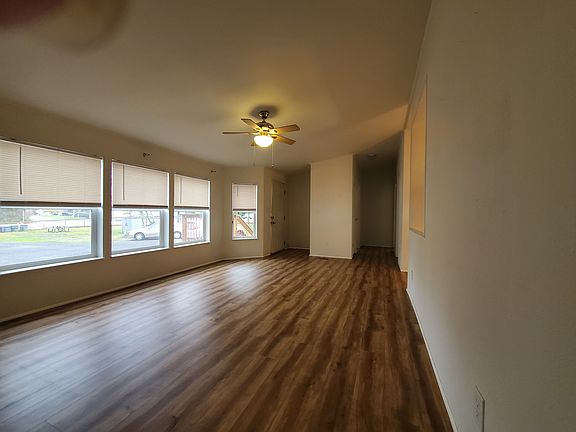 3rd image of 1724 SE Lincoln Ave Unit 106