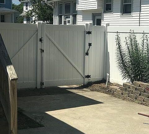 5th image of 924 New Pear St