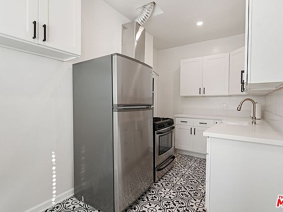 3rd image of 512 N Sycamore Ave APT 2