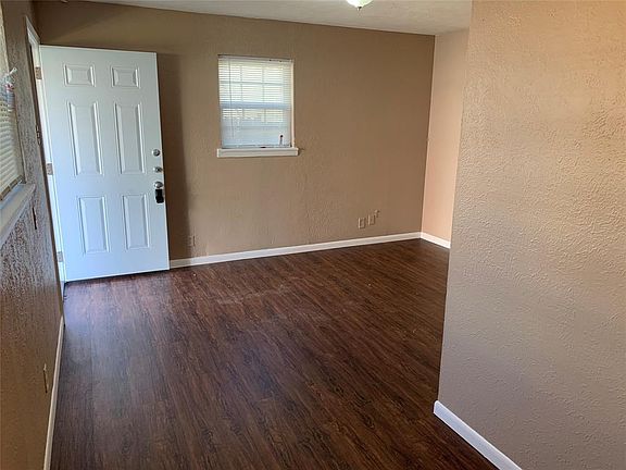 4th image of 907 S Mesquite St
