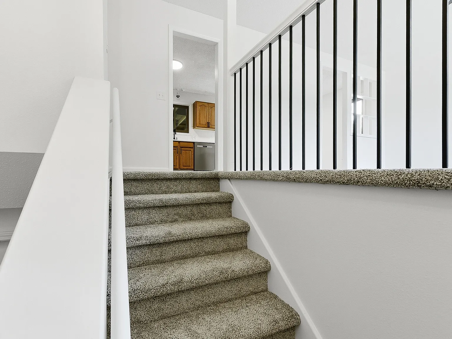 3 bed, 2196 sqft, $1,950 — Photo 2