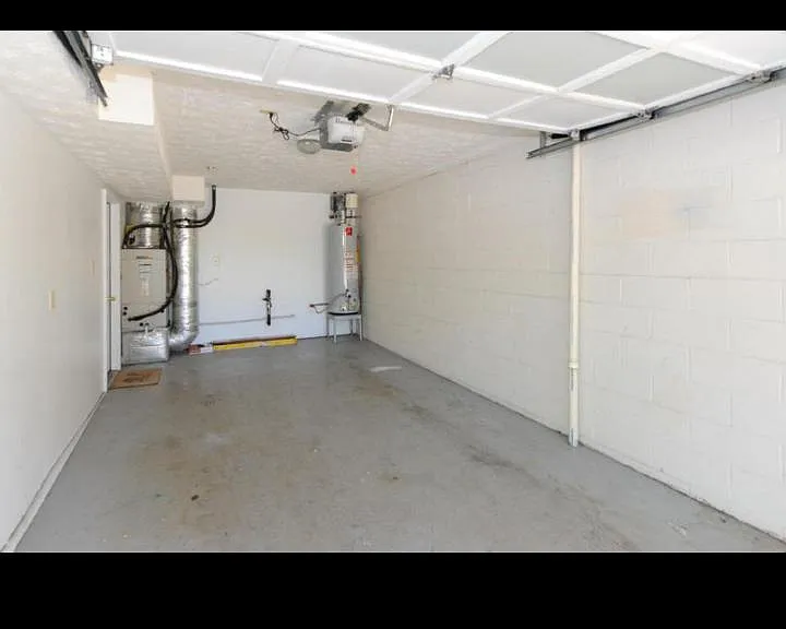 706 Shadywood Ln — Photo 3
