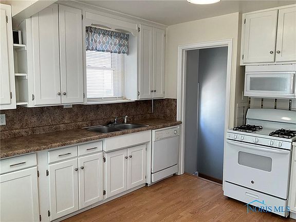 4th image of 206 W Gramercy Ave