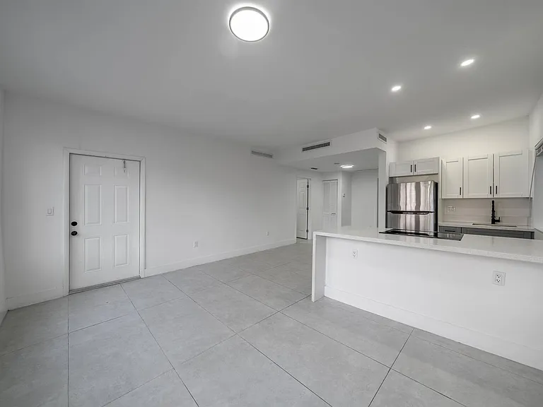 2/1 $2,000/mo, newly renovated in Little Havana! / 2/1 $2,000/mes, remodelado en Little Havana. — Photo 14