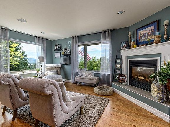 4th image of 1475 Woodbine Pl