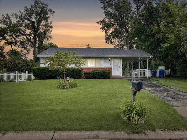 11091 Saturn Dr, Maryland Heights, MO 63043