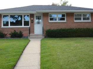2515 S 89th St, West Allis, WI 53227
