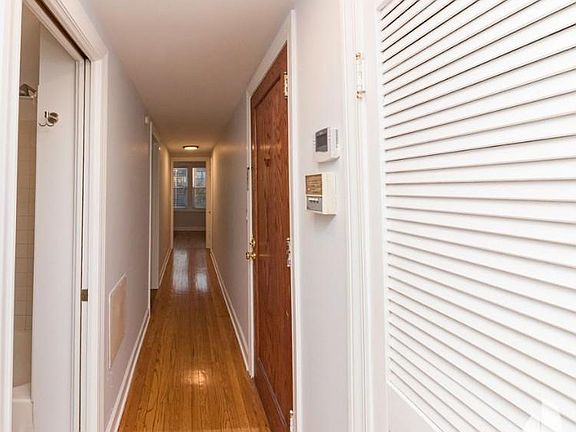 2nd image of 1912 W Montrose Ave #1421