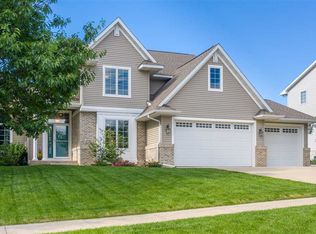 2726 Glen Oaks Dr, Cedar Falls, IA 50613
