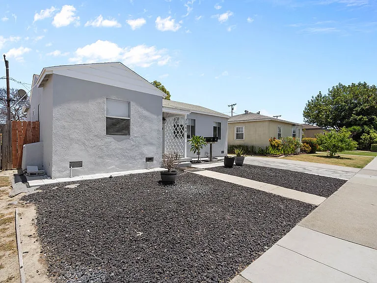 2066 Baltic Ave — Photo 17