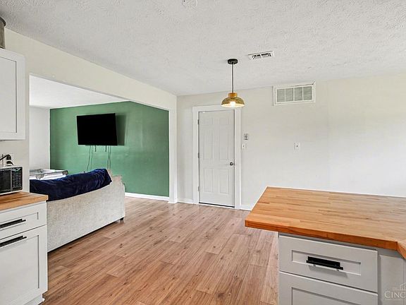 4th image of 2422 Bluelark Dr