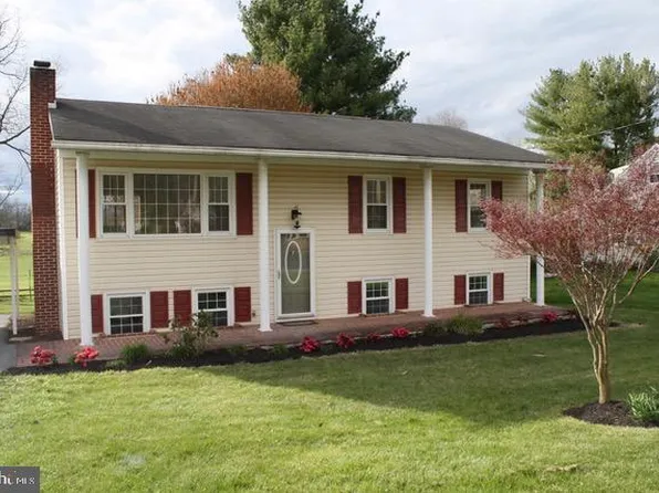 12028 Greendale Dr, Hagerstown, MD 21742