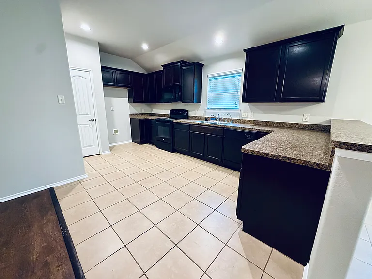 1810 Carol Ln — Photo 6