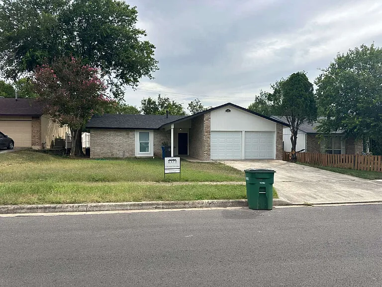 7406 Pipers Ln — Photo 1