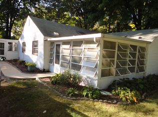 8069 Webster Dr, Lambertville, MI 48144