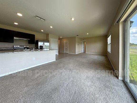 5th image of 176 Emanuelle Dr