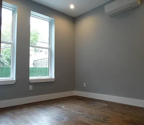 Rented by EXR | media 25