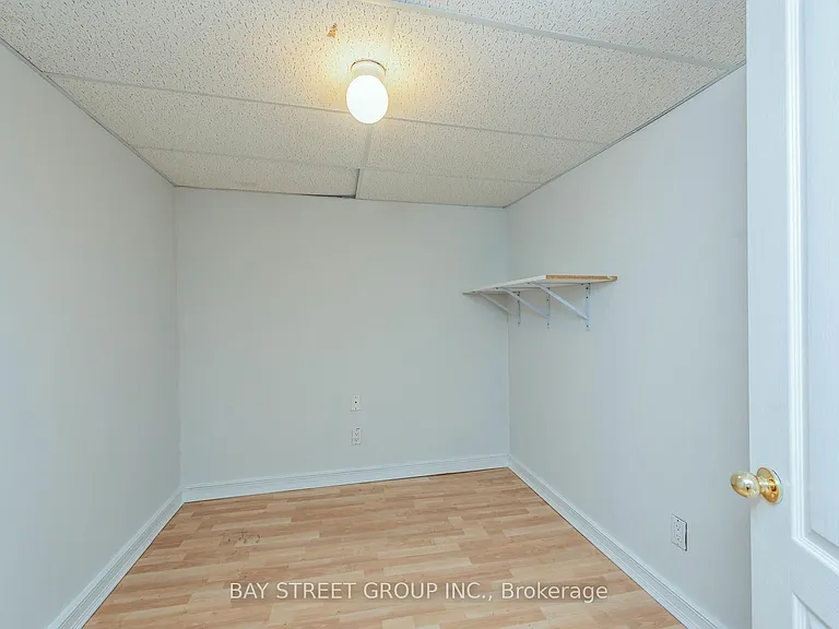 130 Royal Appian Cres — Photo 20