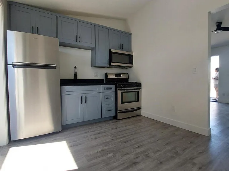 1917 E Monroe St — Photo 5