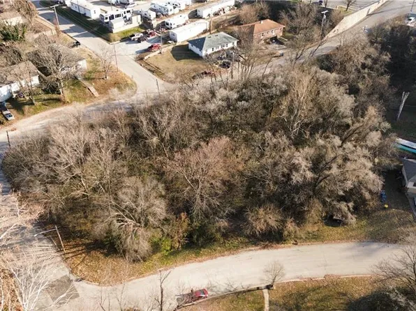 11621 Circle Dr, Sugar Creek, MO 64054