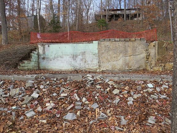 5th image of 301 Bradford Ln