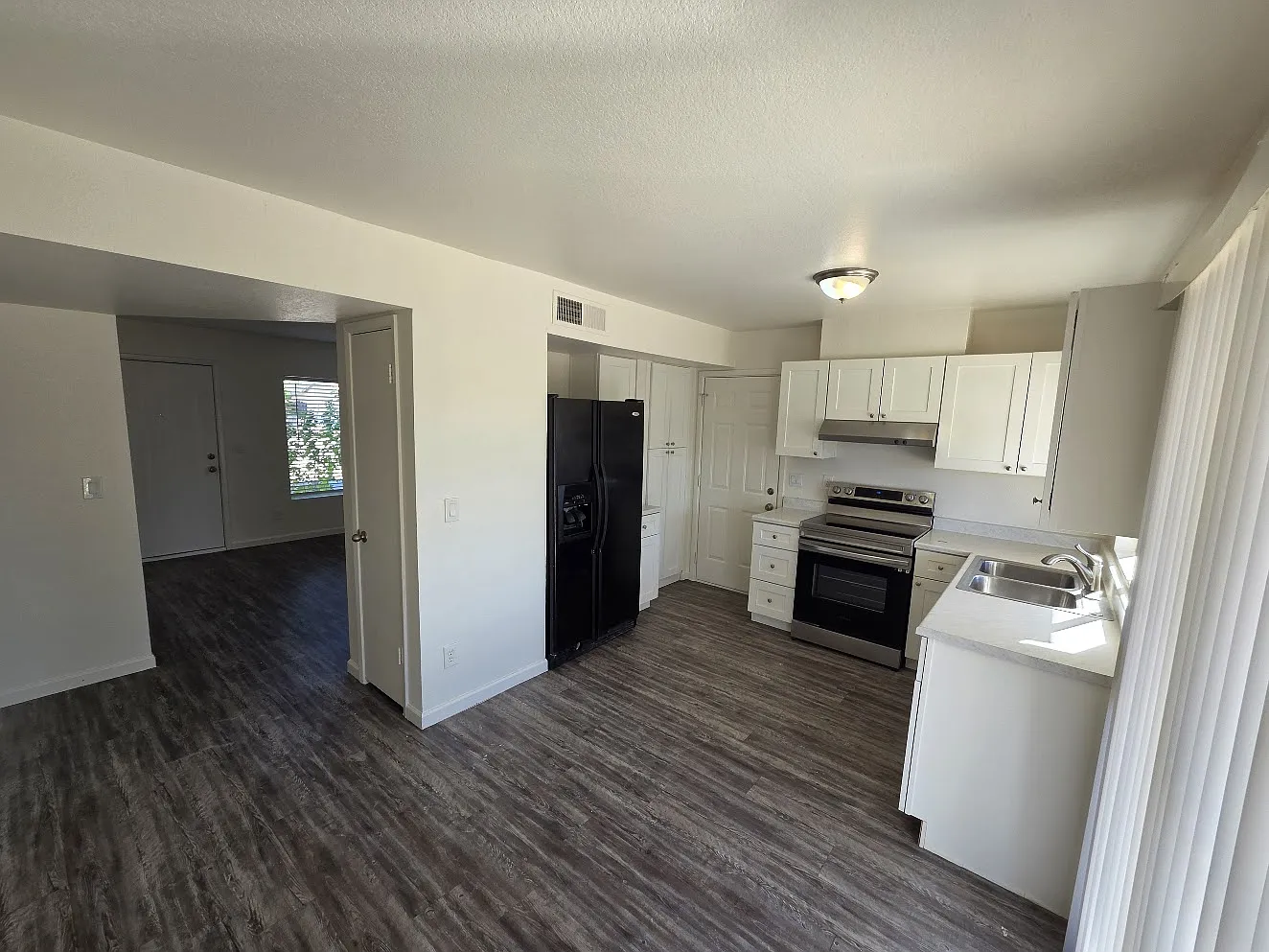 2 bed, 910 sqft, $1,350 — Photo 2