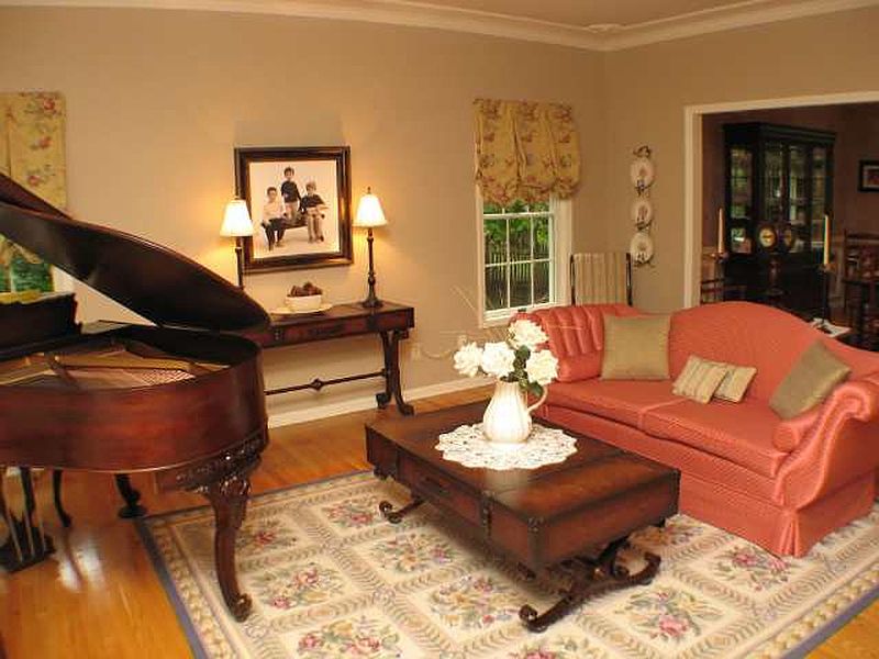 3rd image of 516 SIR CHARLES Way