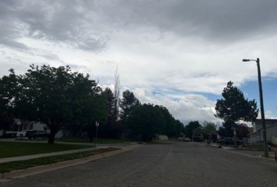 Exterior Neighborhood (street photo)