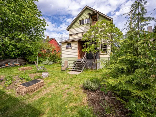 2637 Dunsmuir Ave, Cumberland, BC V0R 1S0