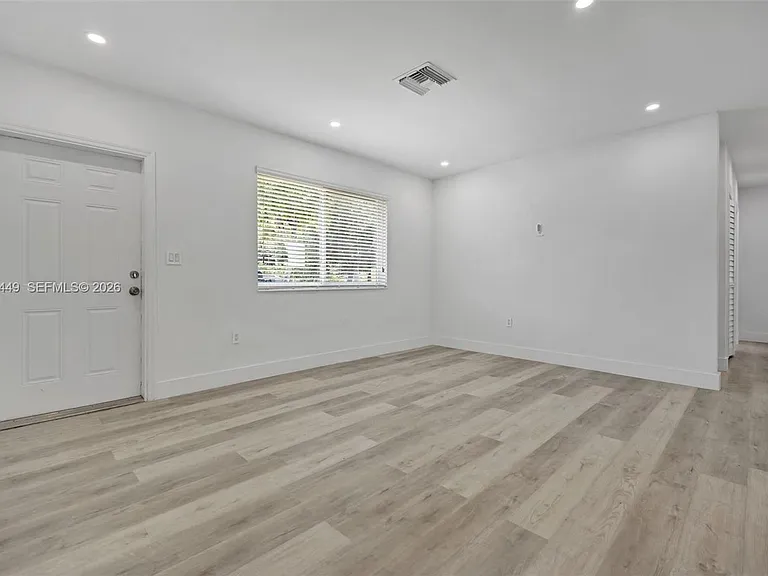 1401 NE 152nd St — Photo 3