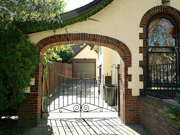 4th image of 32 Valencia Ave