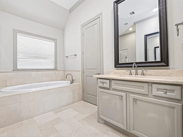 308 W Bell St — Photo 47