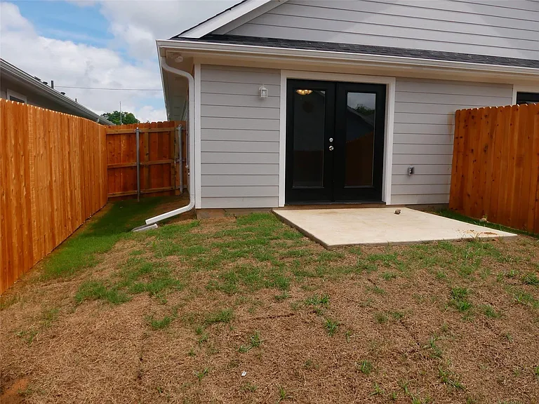 608 E College St #610 — Photo 28
