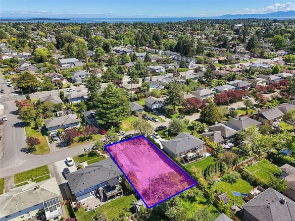 2936 Queenston St, Saanich, BC V8R 4P5