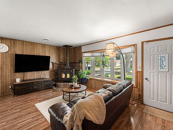 3rd image of 708 S Washington St