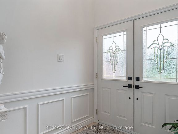 3rd image of 14 Shadywood Rd