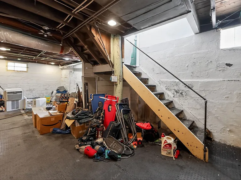 151 Wolcott Ave — Photo 31