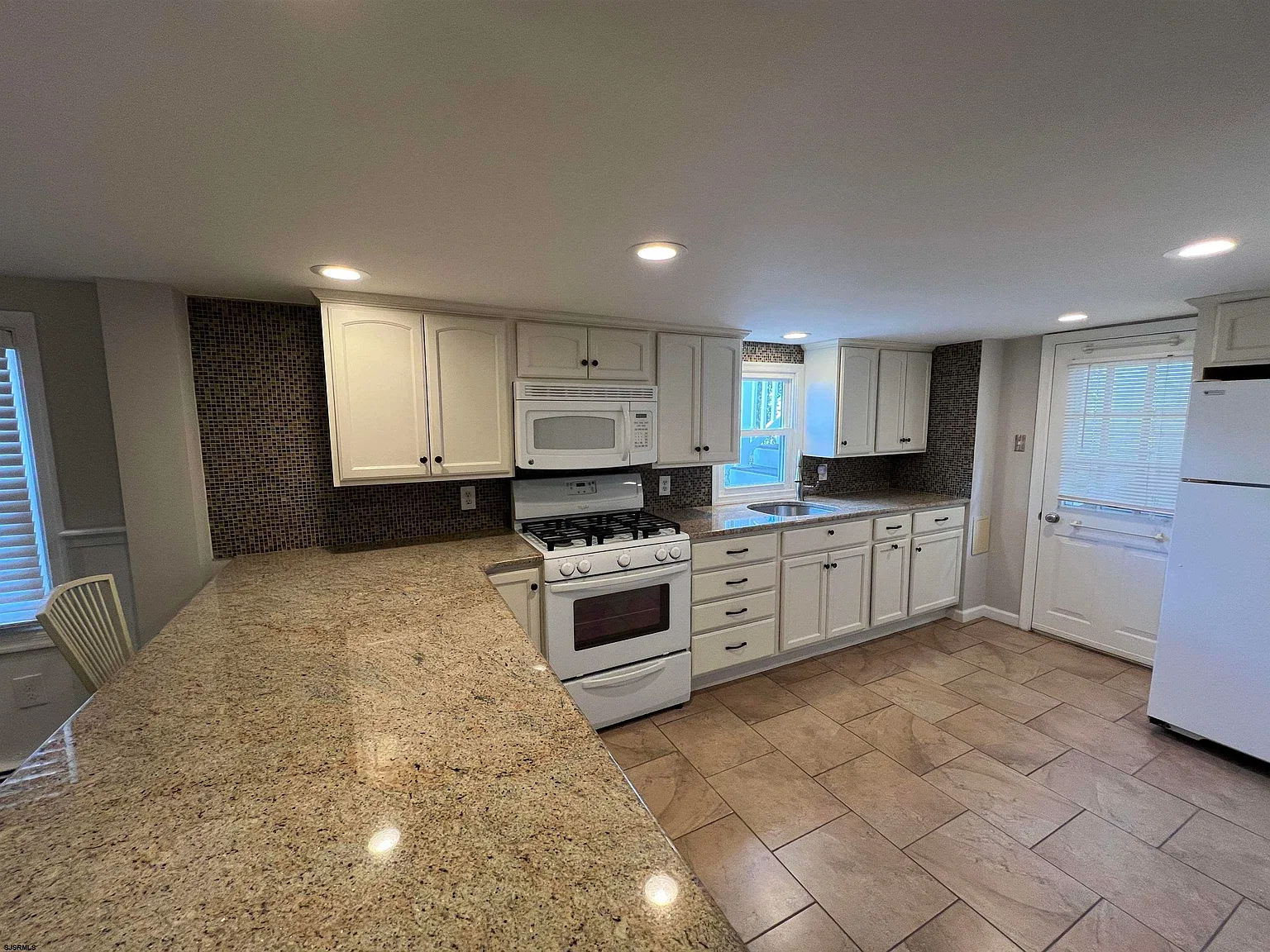 2 bed, 1.0 bath, 2000 sqft, $2,550 — Photo 2