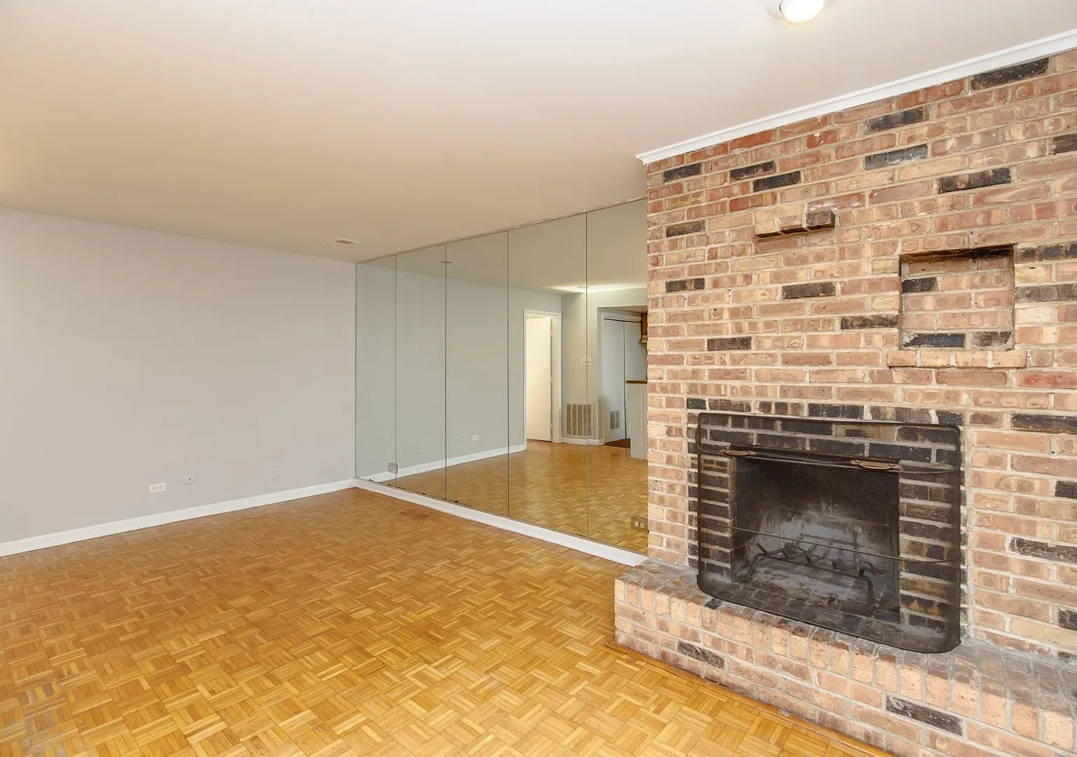 663 W Melrose Street — Photo 2