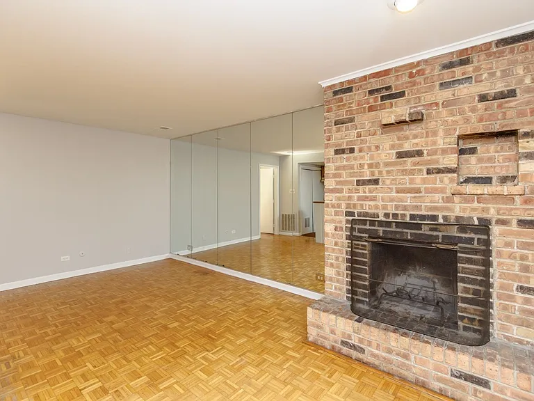 663 W Melrose Street — Photo 2