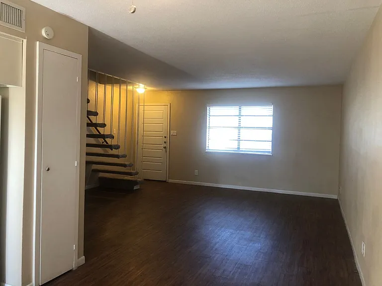 1702 N Moody St — Photo 2