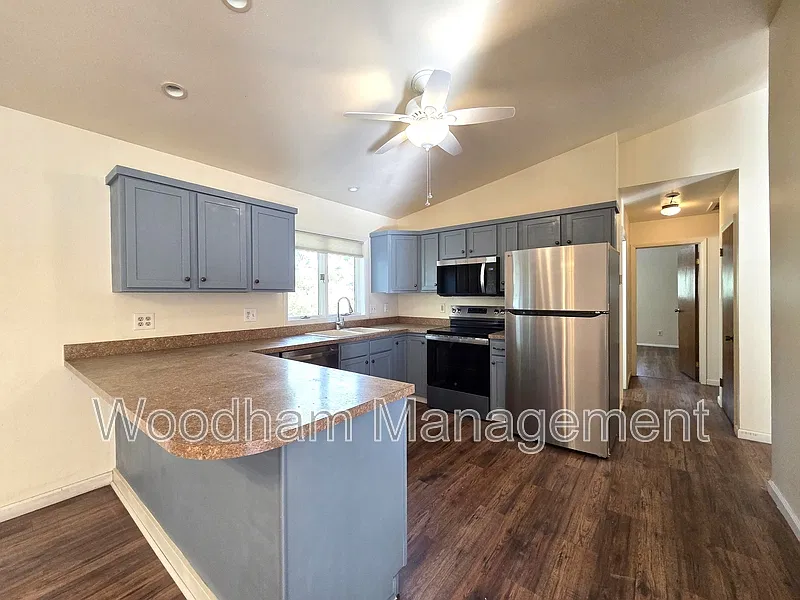 4 bed, 2.0 bath, 2564 sqft, $3,300 — Photo 3