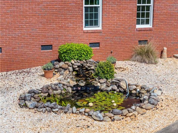 121 Lewis Burnett Dr, Boiling Springs, SC 29316
