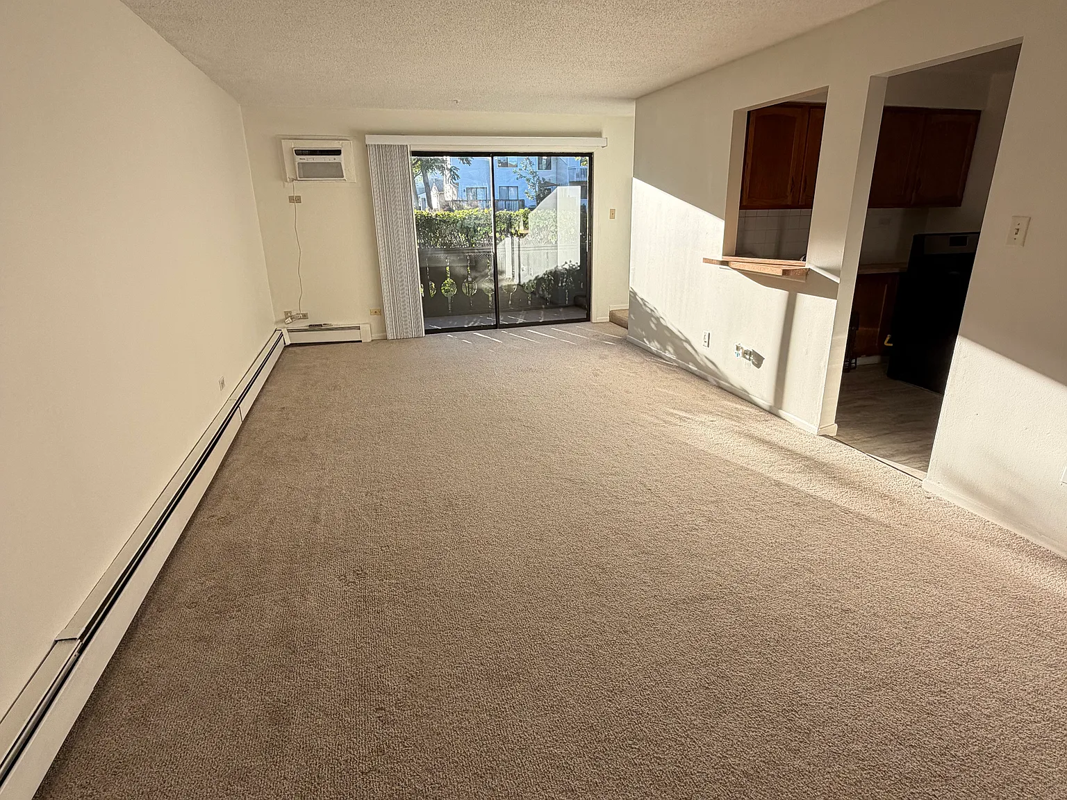 2 bed, 1.5 bath, 975 sqft, $2,000 — Photo 2