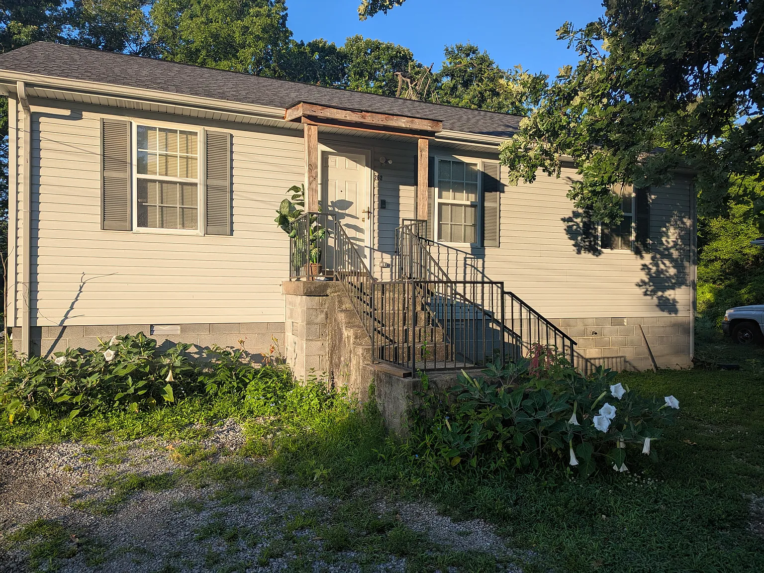 3 bed, 1000 sqft, $1,850 — Photo 1