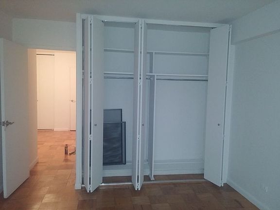 4th image of 330 E 46th St APT 2O
