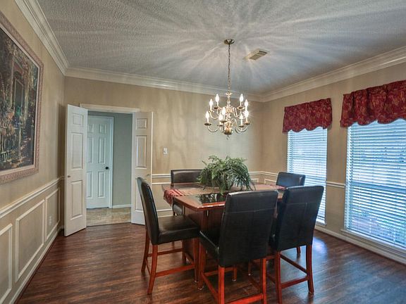 What an elegant dining room! Neutral colors abound and just the right amount of light to set the mood for a candlelit dinner or family gathering. Bon Apetite!